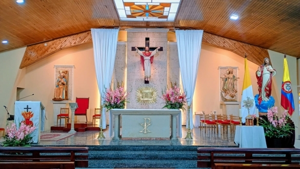 Presbiterio de la Parroquia San Lucas para la fiesta del Sagrado Corazón de Jesús